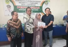 Camat Leuwiliang Wr. Pelitawan Dampingi Penyaluran (BLT-DD) Desa Leuwimekar