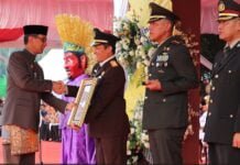 Pemprov DKI Berikan Penghargaan Kepada Kajati DKI