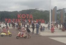 Tumpukan Sampah di Alun-Alun Taman Kota Dadaha Tasikmalaya Sungguh Memprihatinkan