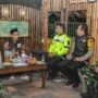 Kapolrestro Tangerang Kota dan Kabid Humas Menyambangi Pos Satkamling di Nusa Jaya Karawaci pada Kegiatan Patroli Skala Besar
