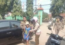 Di Temukan Seorang Anak Kecil Yang Memiliki Keterbelakangan Mental Terlantar Di Jalan Raya Parungpanjang