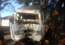 Kecelakaan Tunggal Mobil Box Bermuatan Dokumen PT Tasco Garuda Ringsek di Jalan Terusan BCA Kota Tasikmalaya