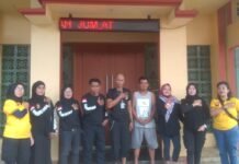 Anggota Pokdar Kamtibmas Sektor Ciampea Giat jumsih Jumat Bebersih