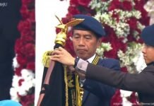 Jokowi Dianugerahi Medali Kehormatan Loka Praja Samrakshana Polri