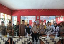 Tingkatkan Gizi Anak, Polres Tasikmalaya Kota Berikan Makan Siang Gratis ke SDN Cibangun Kidul Kecamatan Cibeureum