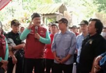 Kunjungan Mentri Sosial Saiful Yusuf Dan Komeng Mendapatkan Sambutan Hangat Dari Masyarakat Desa pagelaran, Ciomas