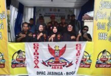 Menjelang Berbuka Puasa Anggota PAC GRIB JAYA Kecamatan Jasinga Bagi-Bagi Takjil