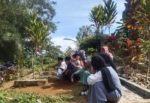 Tradisi Hari Raya idul Fitri Warga pulang kampung Penuhi Makam Leluhur