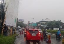 Libur Panjang, Jalur Puncak Padat Disertai Hujan Deras