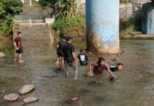 Antusias Pemuda Parungsapi Sabrang Bersihkan Sampah di Sungai Cidurian