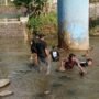 Antusias Pemuda Parungsapi Sabrang Bersihkan Sampah di Sungai Cidurian
