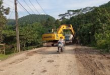 Dengar Keluhan Warga Perusahaan Tambang PT Dian Purnawirasuasta Dan PT Windoe Andrsit Utama Perbaiki Jalan Yang Rusak