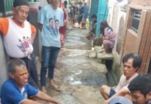 Kompak! Warga Kampung Kelapa Ciyatam Bojonggede Desa Rawapanjang Gotong Royong Perbaiki Jalan Rusak