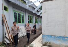 Wakapolres Tasikmalaya Kota Monitoring Kegiatan Bedah Rumah di Cipari, Wujud Kepedulian Polri untuk Masyarakat