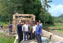 Antusias Warga Kampung Cipining Kaler Bergotong Royong Membangun Gapura Pintu Masuk Makam