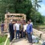 Antusias Warga Kampung Cipining Kaler Bergotong Royong Membangun Gapura Pintu Masuk Makam