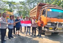 Dalam Rangka HUT ke-80 RI, Kapolsek Cigudeg dan Jajaran Bagikan Bendera Merah Putih kepada Masyarakat