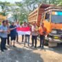 Dalam Rangka HUT ke-80 RI, Kapolsek Cigudeg dan Jajaran Bagikan Bendera Merah Putih kepada Masyarakat