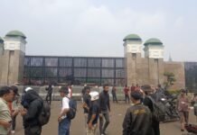 Massa Padati Gedung DPR, Tuntut Pembubaran DPR