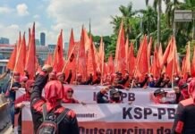 Ribuan Buruh Gelar Aksi di DPR, Tuntut Kenaikan Upah hingga Hapus Outsourcing