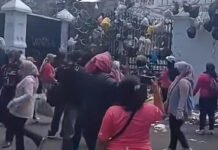 Aksi Protes di DPRD Jabar, Halaman Gedung Penuh Sampah