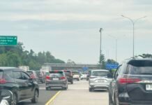 Arus Kendaraan Mengular di Gerbang Tol Ciawi Menuju Jakarta