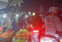Pasar Belum Siap, Jalan Macet Total! Pedagang Leuwiliang Bertahan di Tengah Jalan