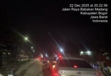 Kemacetan Panjang Warnai Jalan Raya Babakan Madang pada Senin Malam