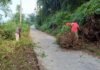 Warga Antusias Gotong Royong Bersihkan Jalan Desa di Wirajaya