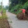 Warga Antusias Gotong Royong Bersihkan Jalan Desa di Wirajaya