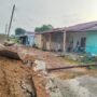 Bangun Kolam Ikan Komersial Tanpa Izin, Tembok Perumahan Roboh dan Dua Tiang Listrik Tumbang