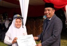 Dukung Peningkatan Indeks Pendidikan, Solusi Bangun Indonesia Salurkan Beasiswa kepada 500 Pelajar Sekitar Pabrik Narogong